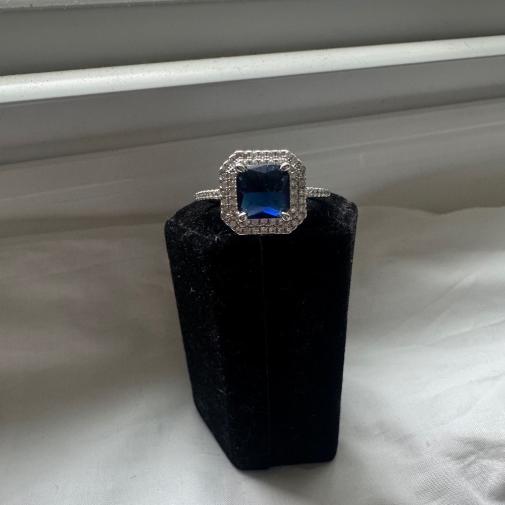 GLAMOUR ENGAGEMENT RING SIZE 9 - Picture 2 of 2